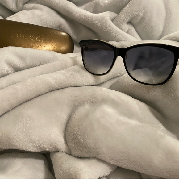 Gucci Gold & Black Sunglasses: Luxe Look w/ Case, Dramatically Reduced - Picture 5 of 16